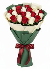 Букет Микс из красных и белых роз в Колпашево