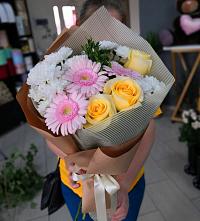 Букет цветов из:  Герберы, Розы и Хризантемы в Колпашево