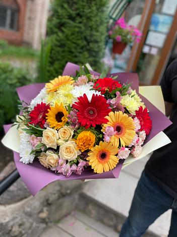 Букет цветов из: Герберы, Ромашки, Хризантемы, Розы и Подсолнухи в Колпашево