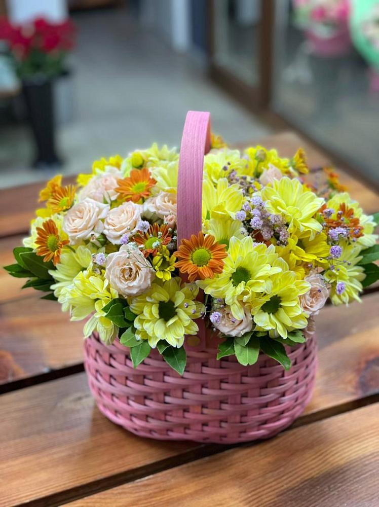 Цветочная композиция из Хризантемы и Розы в корзине в Колпашево