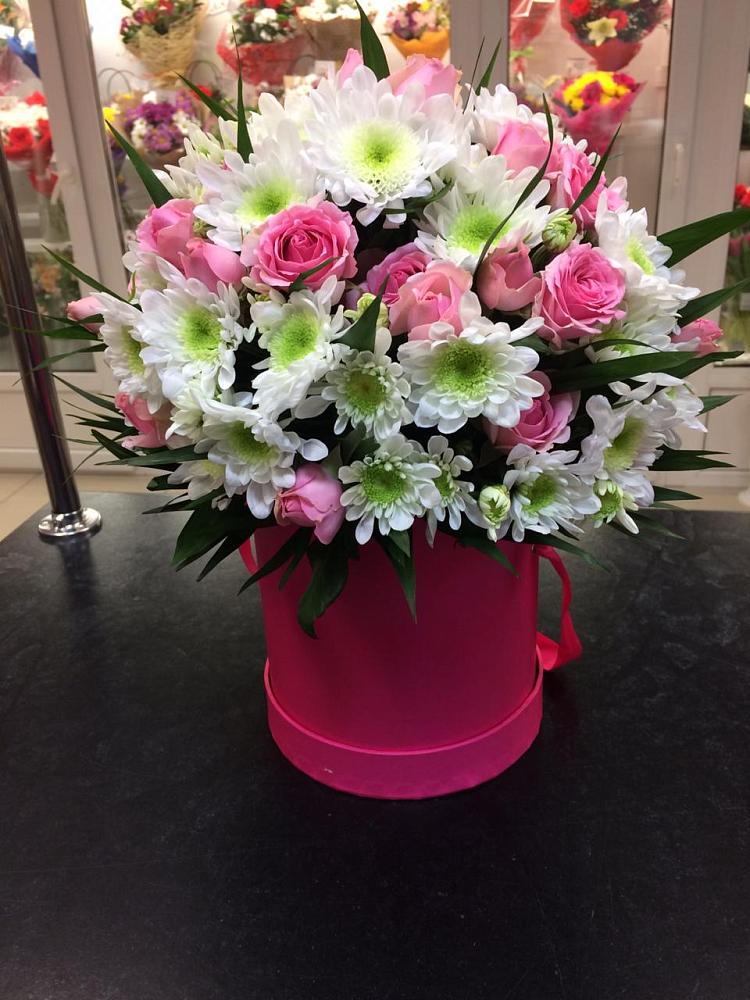 Цветочная композиция из Розы и Хризантемы в шляпной коробке в Колпашево