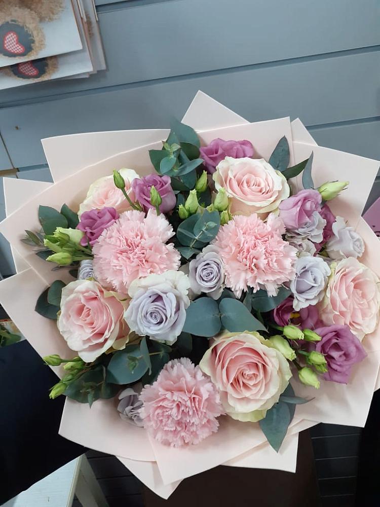 Букет цветов из: Розы, Гвоздики и Лизиантусы в Колпашево